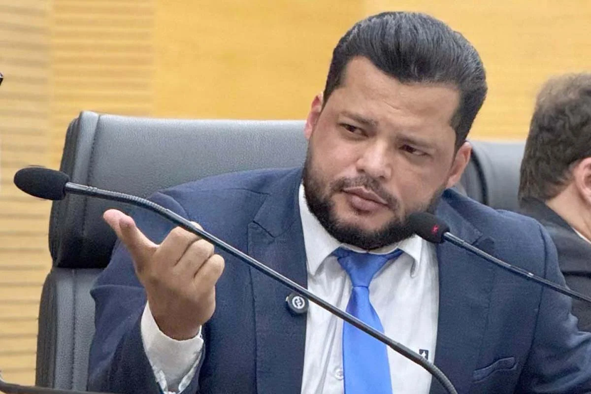 Melhorias na quadra da Escola Presidente Tancredo de Almeida Neves são requisitadas por Edevaldo Neves