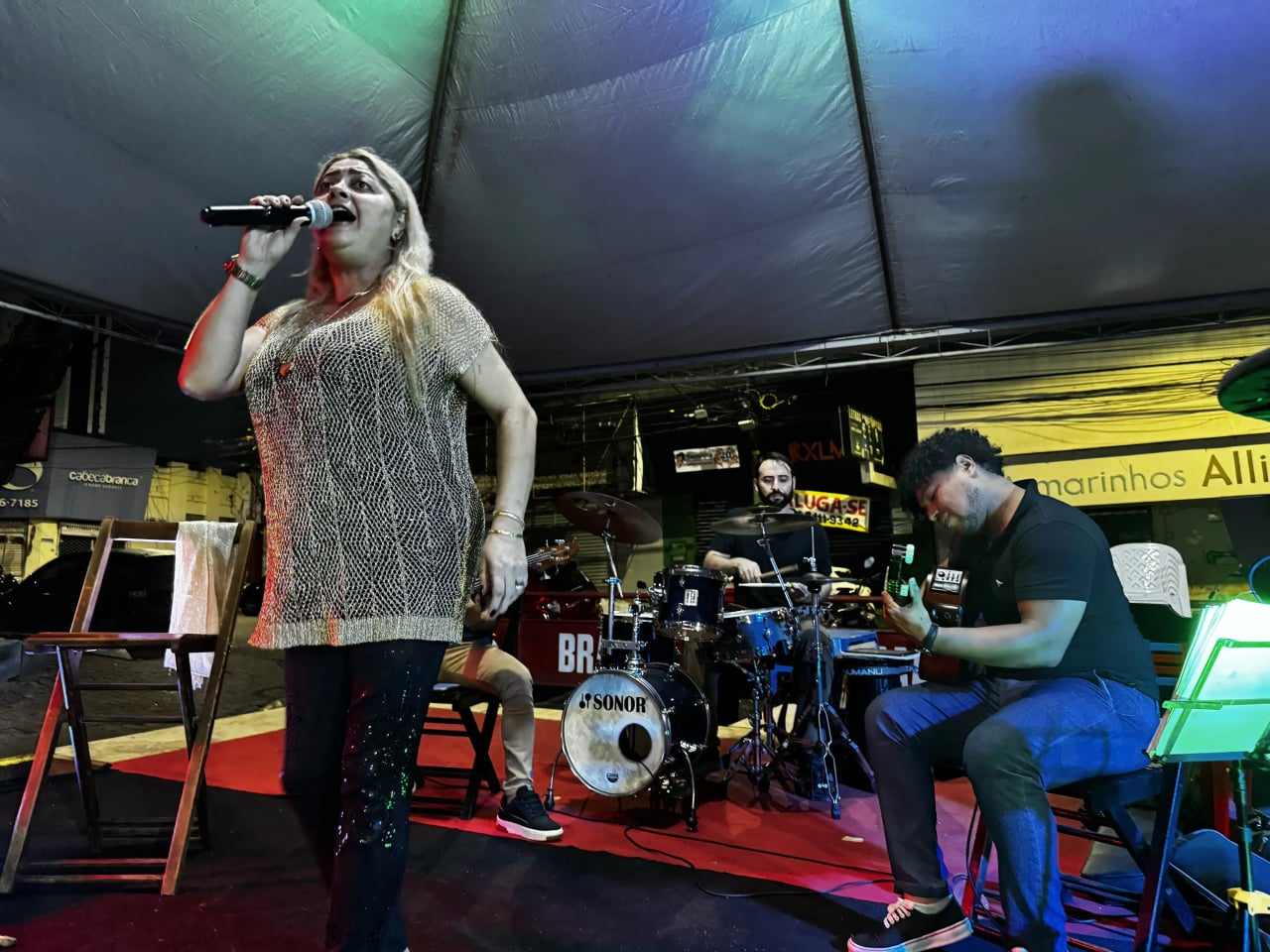 Sarau Brasilidades destaca a MPB e coloca o público no centro das atenções no Mercado Cultural