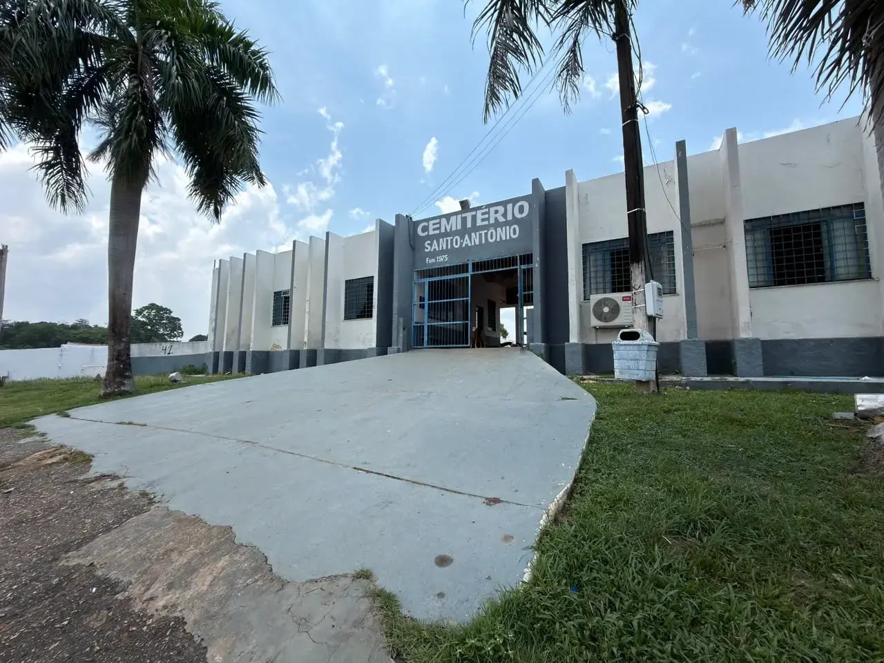 Trabalhos de limpeza são intensificados no Cemitério Santo Antônio nesta segunda-feira