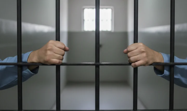 ARIQUEMES – GUARNIÇÕES DA FORÇA TÁTICA E DO GRUPAMENTO POLICIAL DO DISTRITO BOM FUTURO CUMPREM TRÊS MANDADOS DE PRISÃO.