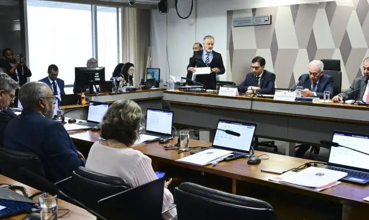 CCJ do Senado aprova PEC que acaba com jornada 6x1
