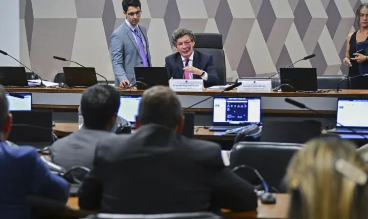 Comissão aprova MP da taxa das blusinhas: texto segue a plenários
