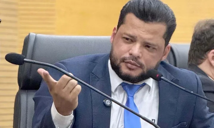 Melhorias na quadra da Escola Presidente Tancredo de Almeida Neves são requisitadas por Edevaldo Neves