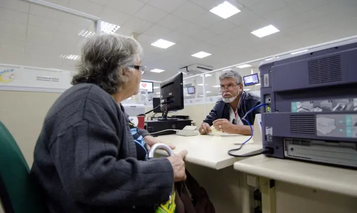 Projeto obriga órgãos públicos a criar espaços específicos para atender idosos