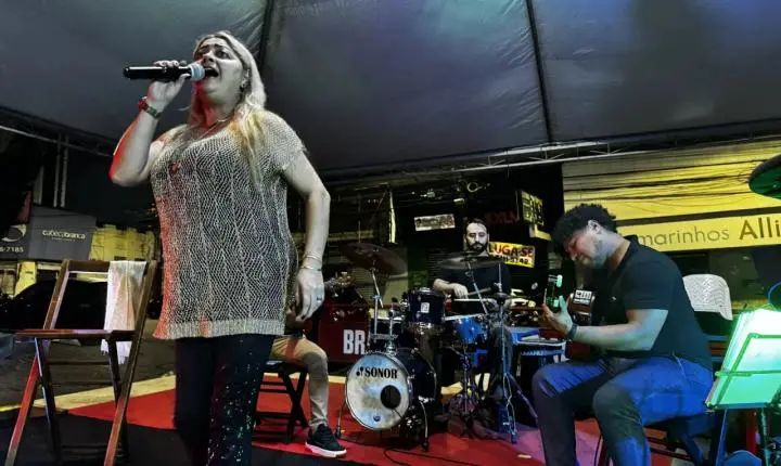 Sarau Brasilidades destaca a MPB e coloca o público no centro das atenções no Mercado Cultural
