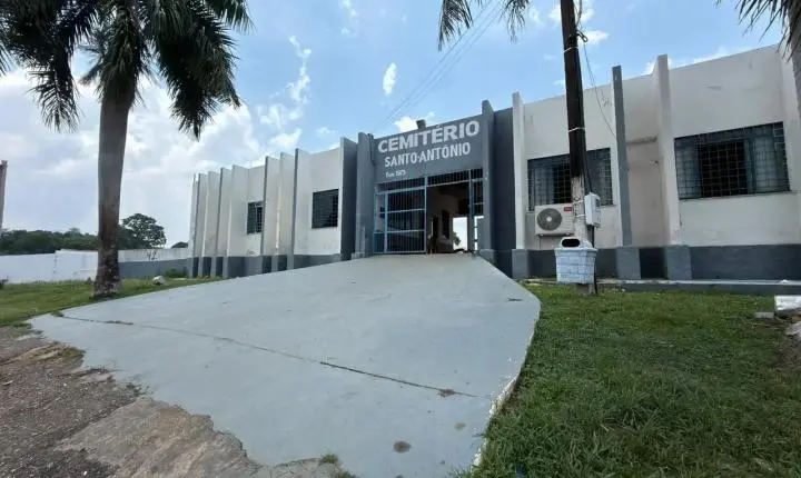 Trabalhos de limpeza são intensificados no Cemitério Santo Antônio nesta segunda-feira
